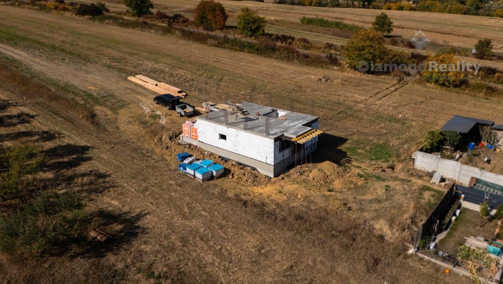 NA PREDAJ 5 IZBOVÁ NOVOSTAVBA DOMU S PRIESTRANNÝM POZEMKOM
