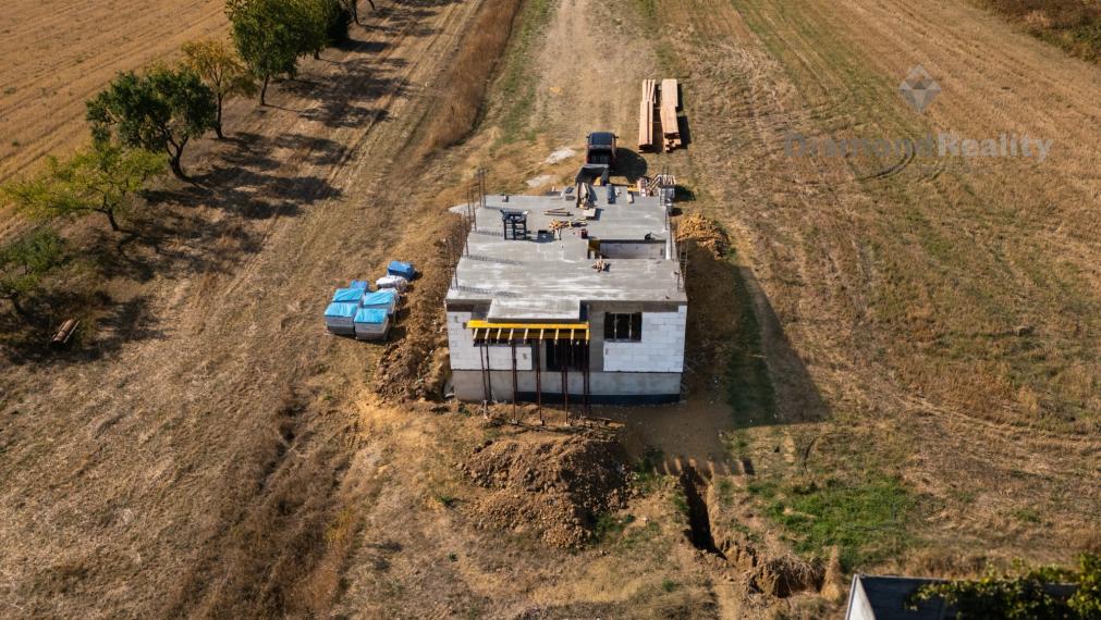 NA PREDAJ 5 IZBOVÁ NOVOSTAVBA DOMU S PRIESTRANNÝM POZEMKOM