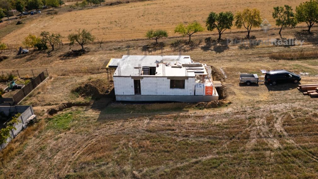 NA PREDAJ 5 IZBOVÁ NOVOSTAVBA DOMU S PRIESTRANNÝM POZEMKOM