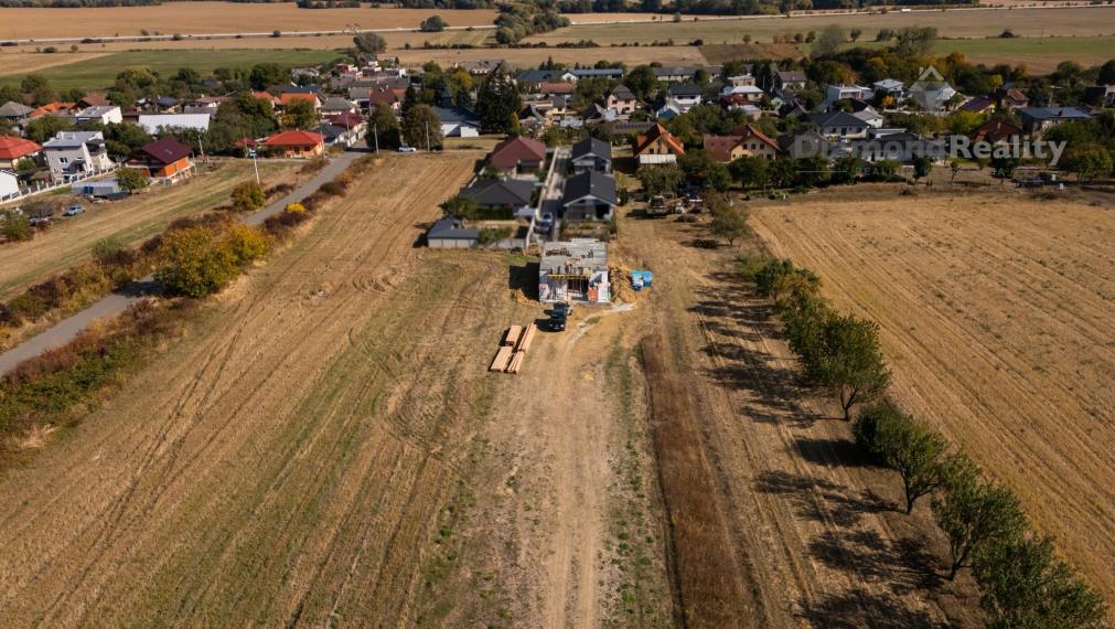 NA PREDAJ 5 IZBOVÁ NOVOSTAVBA DOMU S PRIESTRANNÝM POZEMKOM