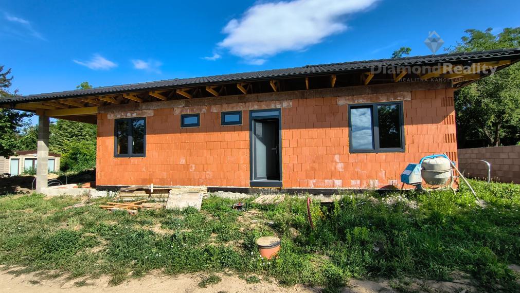 🏡 NOVÝ 4-IZBOVÝ BUNGALOV V ČEĽADICIACH – VLASTNÝ DOM SO ZÁHRADOU UŽ ZA 189 000 €!