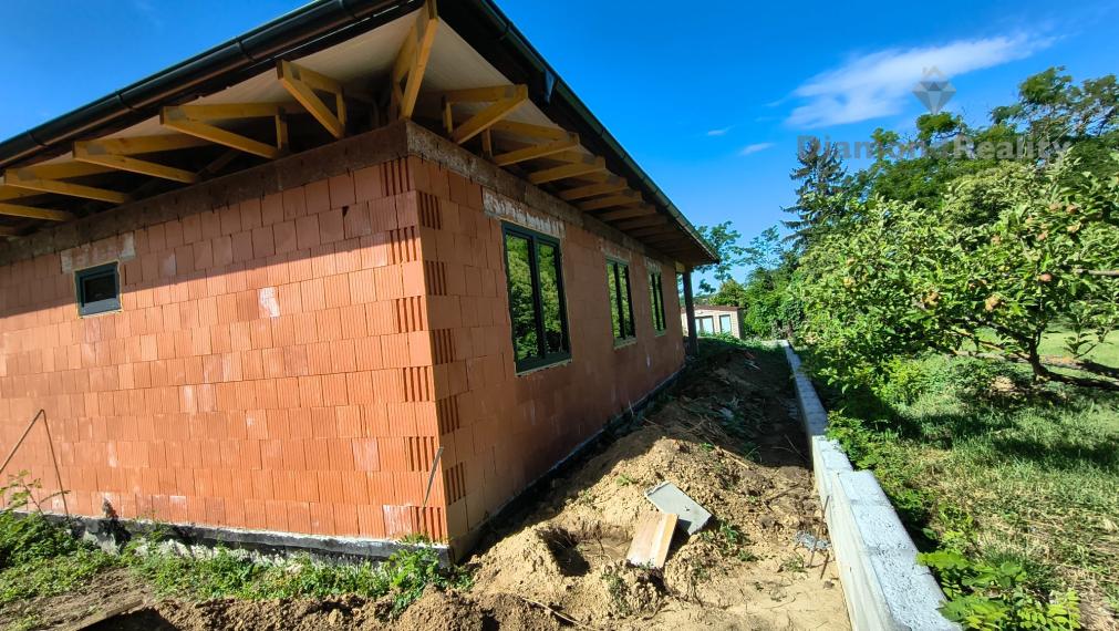 🏡 NOVÝ 4-IZBOVÝ BUNGALOV V ČEĽADICIACH – VLASTNÝ DOM SO ZÁHRADOU UŽ ZA 189 000 €!