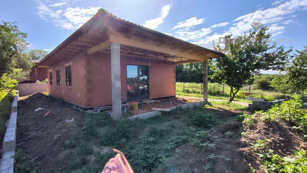 🏡 NOVÝ 4-IZBOVÝ BUNGALOV V ČEĽADICIACH – VLASTNÝ DOM SO ZÁHRADOU UŽ ZA 189 000 €!