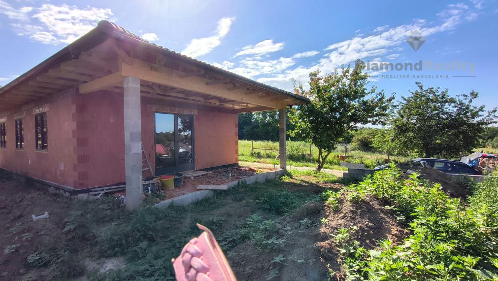 🏡 NOVÝ 4-IZBOVÝ BUNGALOV V ČEĽADICIACH – VLASTNÝ DOM SO ZÁHRADOU UŽ ZA 189 000 €!
