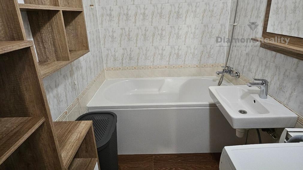 Na prenájom2 izbový byt Vráble s loggiou