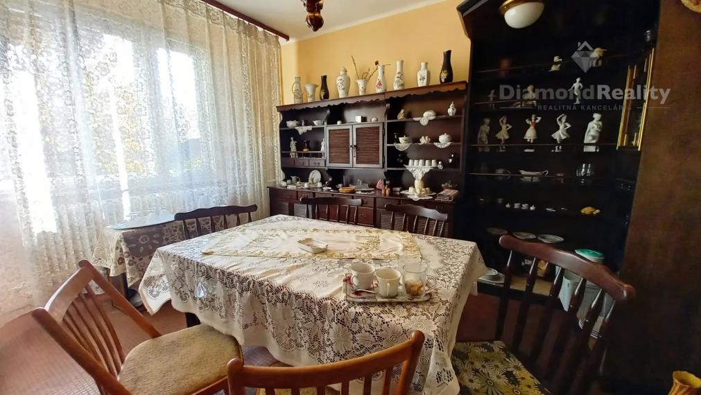 6-IZBOVÝ STARŠÍ RODINNÝ DOM S KRÁSNOU ZÁHRADOU – FORRÓ