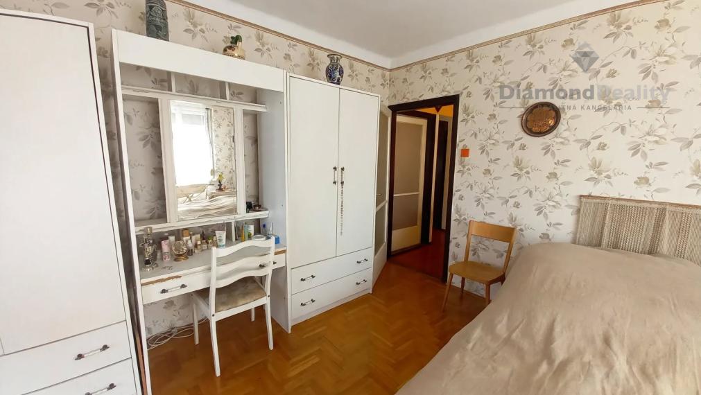 6-IZBOVÝ STARŠÍ RODINNÝ DOM S KRÁSNOU ZÁHRADOU – FORRÓ
