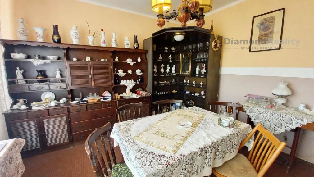 6-IZBOVÝ STARŠÍ RODINNÝ DOM S KRÁSNOU ZÁHRADOU – FORRÓ