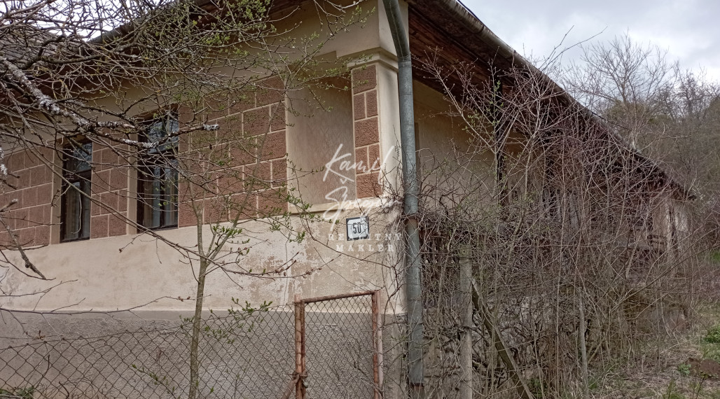 Ponúkam na predaj starší rodinný dom s veľkým pozemkom Hrušov