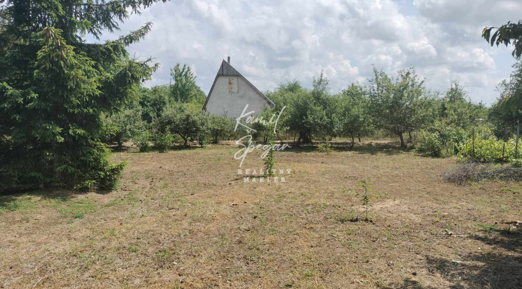 Predaj krásnej rovinatej záhrady s ovocnými stromami.