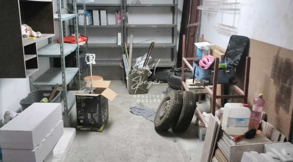 Ponúkam na predaj  GARÁŽ na Sídlisku Ťahanovce.