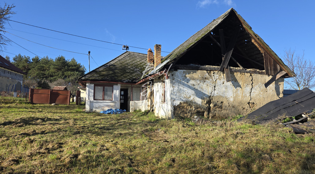 Ponúkam na predaj pozemok so starším domom Buzica