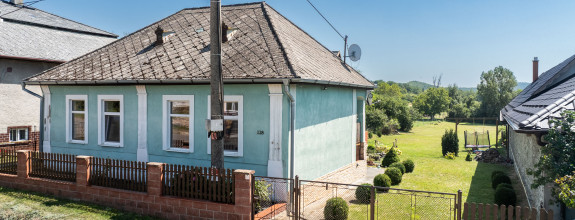 NA PREDAJ ÚTULNÝ RODINNÝ DOM S PRIESTRANNÝM POZEMKOM