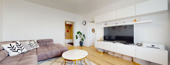 NA PREDAJ VEĽKÝ 4 IZBOVÝ BYT - 96 M2 - DVE LODŽIE, VIEDENSKÁ ULICA , ŤAHANOVCE