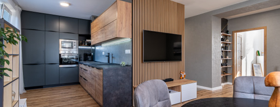 NA PREDAJ KOMPLETNE ZREKONŠTRUOVANÝ 2 IZBOVÝ BYT S BALKÓNOM