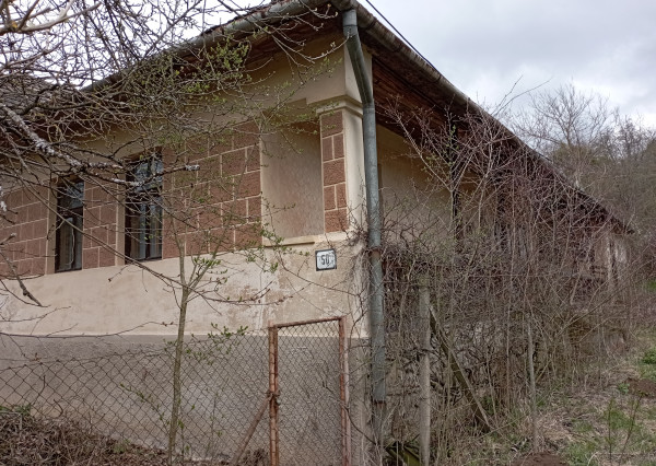 Ponúkam na predaj starší rodinný dom s veľkým pozemkom Hrušov
