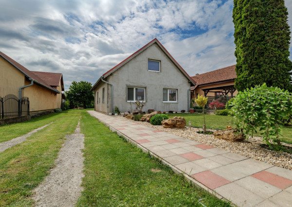 Ponúka na predaj RD Valaliky