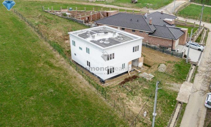 NA PREDAJ ROZOSTANÝ DOM V OBCI KRÁĽOVCE