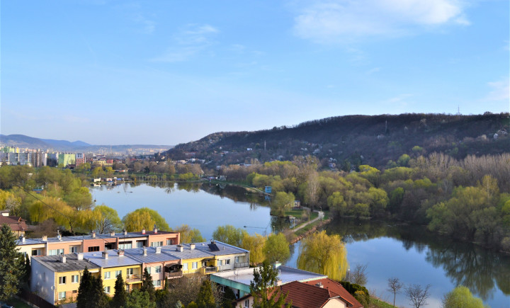 PREDANÉ ! 4-izbový byt, Nad jazerom, výťah, LOGGIA, komora, výhľad