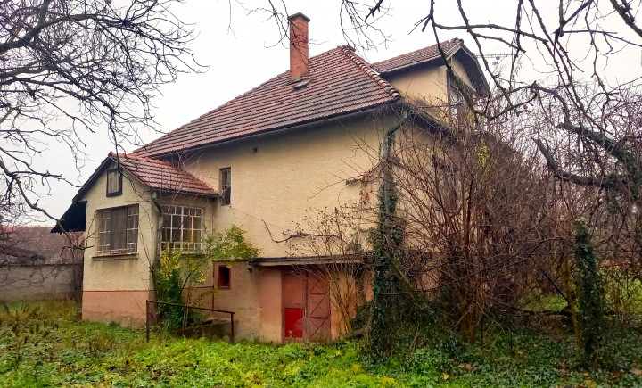 PODPIVNIČENÝ RODINNÝ DOM S VEĽKÝM POZEMKOM - 5189M2 - HONTIANSKE TESÁRE - DVORNÍKY