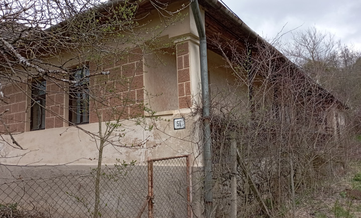 Ponúkam na predaj starší rodinný dom s veľkým pozemkom Hrušov