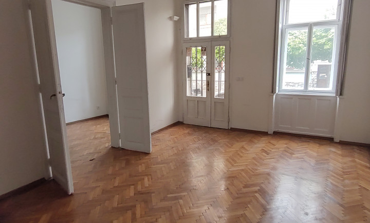 Na predaj obchodný priestor v centre Nitry- okná do ulice, nízka cena