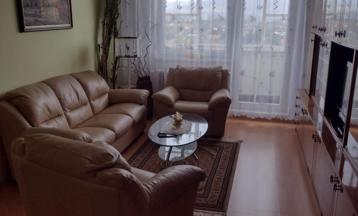 Na prenájom pekný zariadený 3 izbový byt, ulica SNP, Hlohovec.
