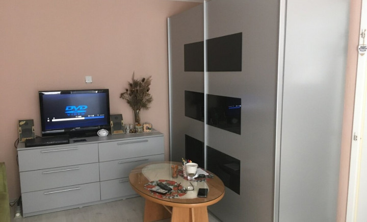 Na prenájom zariadený 1 izbový byt s balkónom, Hollého, Senica.