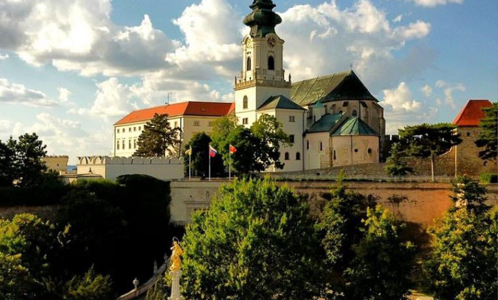Na prenájom luxusný 3 izbový byt v centre Nitry aj pre rodinu s deťmi s parkovaním