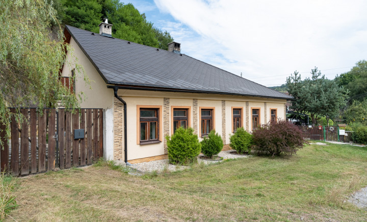 REZERVOVANÝ RODINNÝ DOM V KRÁSNOM PROSTREDÍ V OBCI SMOLNÍK