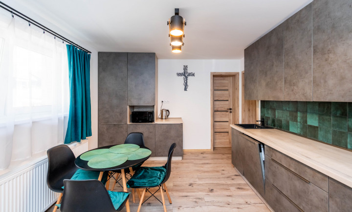 Na predaj dvojpodlažný RD po modernej rekonštrukcii, veľký pozemok (2588m2), obec Ruskov - KE okolie.