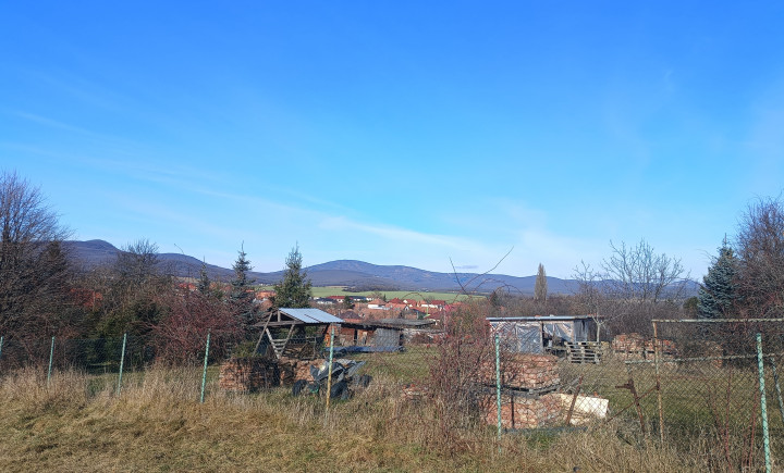 Exkluzívne na predaj stavený pozemok v obci Sľažany