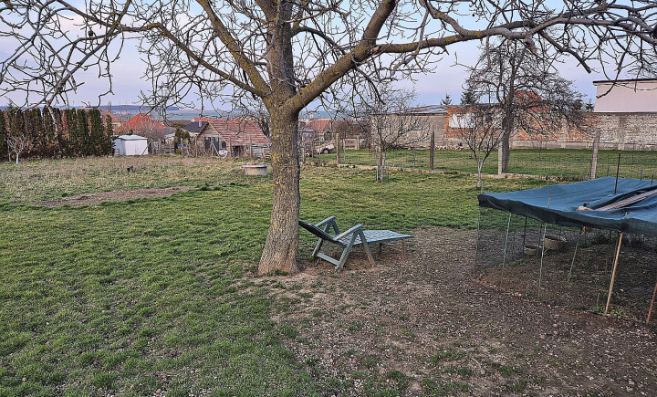Na predaj rovinatý oplotený stavebný pozemok, obec Košolná