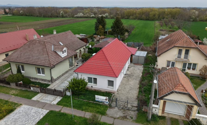 Na predaj ihneď obývateľný rodinný dom v obci  Rastislavice s 30 árovým pozemkom