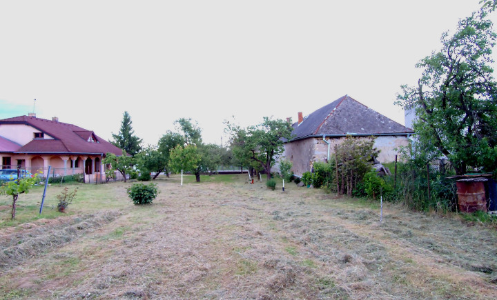 Rovinatý a slnečný pozemok v pokojnej obci Kašov