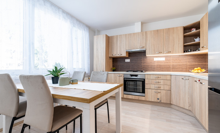 NA PREDAJ VEĽKÝ 2 IZBOVÝ BYT PO KOMPLETNEJ REKONŠTRUKCII | 56m2 + LOGGIA | JEGOROVOVO NÁM. FURČA