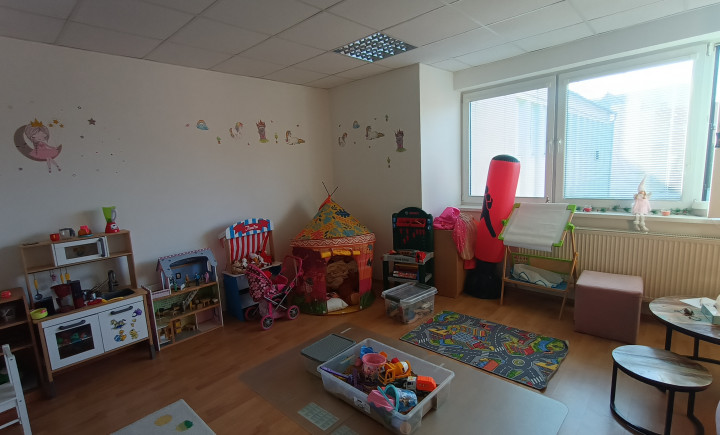 Na prenájom kancelária v centre Nitry so sprchovacím kútom