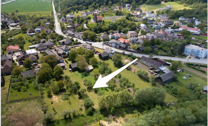Rovinatý STAVEBNÝ pozemok v centre obce Drienovská Nová Ves