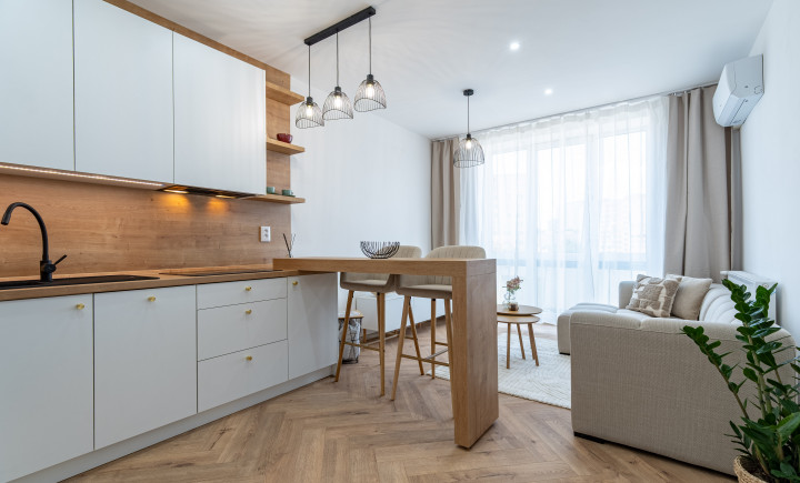 NA PREDAJ 3 IZBOVÝ TEHLOVÝ BYT PO MODERNEJ REKONŠTRUKCII | 56m2 + BALKÓN | ZIMNÁ ULICA