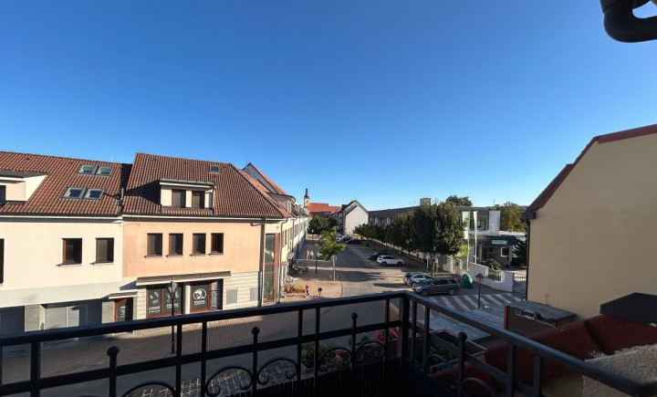 Na prenájom veľký podkrovný 2 izbový byt, balkón, Františkánska, Trnava
