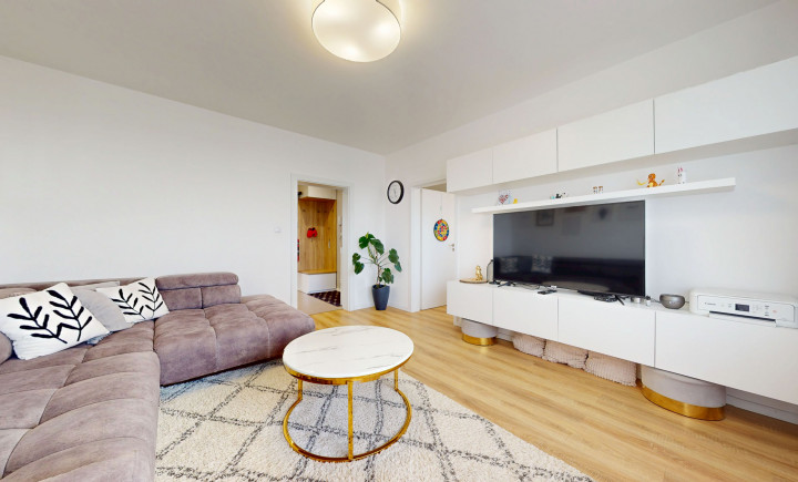 NA PREDAJ VEĽKÝ 4 IZBOVÝ BYT - 96 M2 - DVE LODŽIE, VIEDENSKÁ ULICA , ŤAHANOVCE