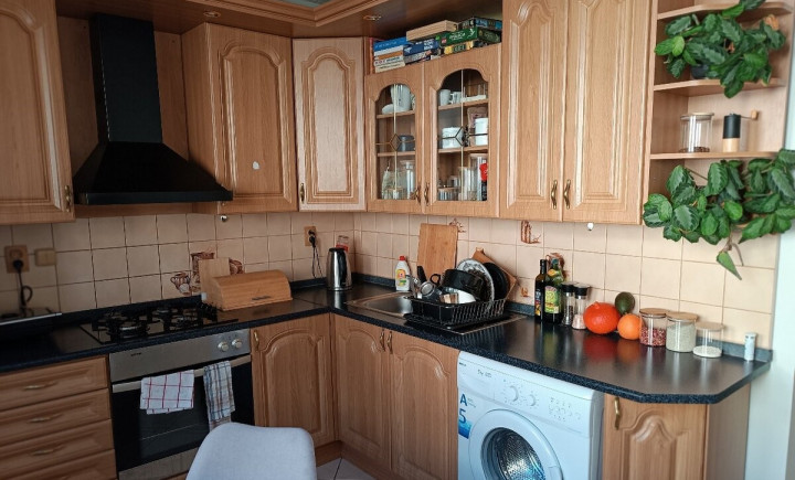 Na prenájom zariadený 2 izbový byt, balkón, Hlavná, Trnava