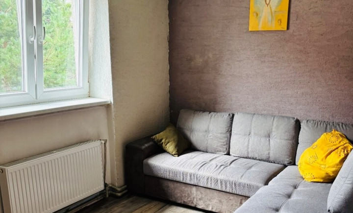 Na predaj priestranný tehlový 2-izbový byt upravený na 3-izbový – centrum mesta, Spojovacia ul.