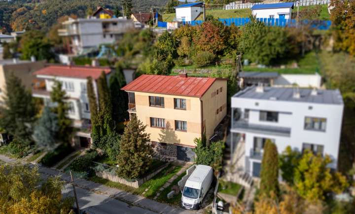 NA PREDAJ 6 IZBOVÝ RODINNÝ DOM S DVOMI BYTOVÝMI JEDNOTKAMI | PODHRADOVÁ | UL. VIHORLATSKÁ