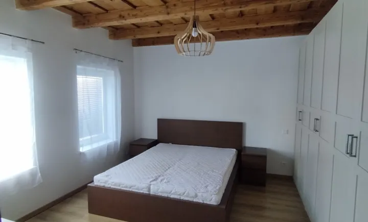 Na prenájom zariadený 2 izbový byt v rod. dome, obec Borovce.
