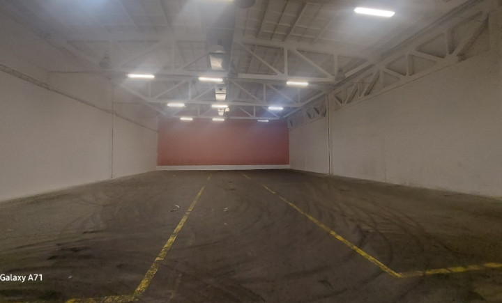 PRENÁJOM - Sklad s kanceláriou a nakladacou rampou 631 m2