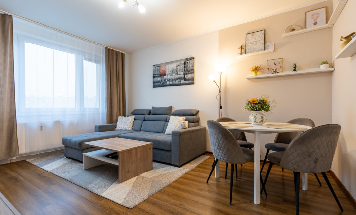 NA PREDAJ KRÁSNY 3 IZBOVÝ BYT S VÝHĽADOM NA MESTO | 64m2 + LOGGIA | POVSTANIA ČESKÉHO ĽUDU - DARGOVSKÝCH HRDINOV