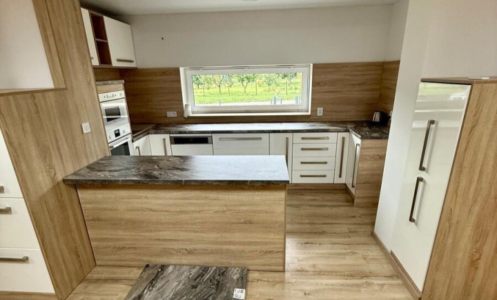 Na predaj 5-izbový bungalov , v obci Seňa