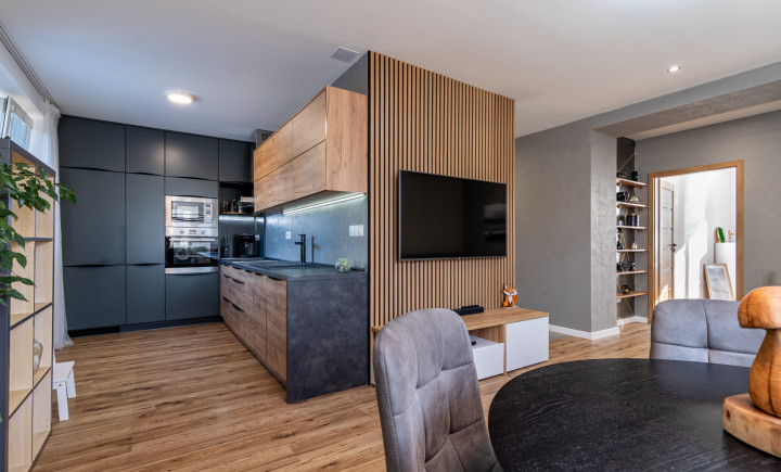 NA PREDAJ KOMPLETNE ZREKONŠTRUOVANÝ 2 IZBOVÝ BYT S BALKÓNOM