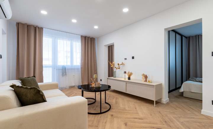 NA PREDAJ ZREKONŠTRUOVANÝ 4-IZBOVÝ BYT NA ULICI VÝSTAVBY, KOŠICE - ZÁPAD.